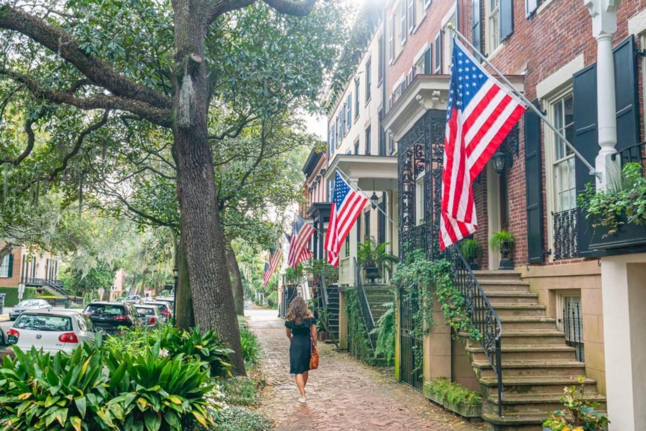 Southern Charmer-Historic District Downtown-Front Porch-Walk Score 90!!-Private Parking-1 Minute To Forsyth Park Савана Екстериор снимка