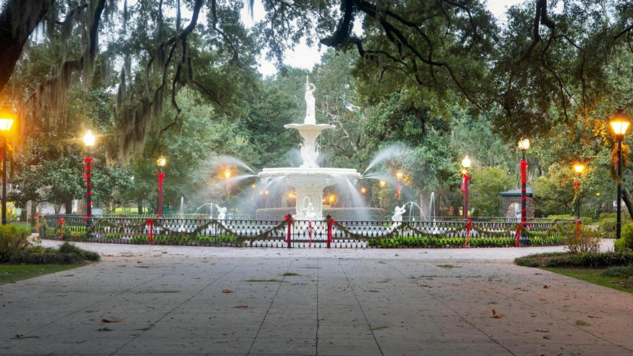 Southern Charmer-Historic District Downtown-Front Porch-Walk Score 90!!-Private Parking-1 Minute To Forsyth Park Савана Екстериор снимка