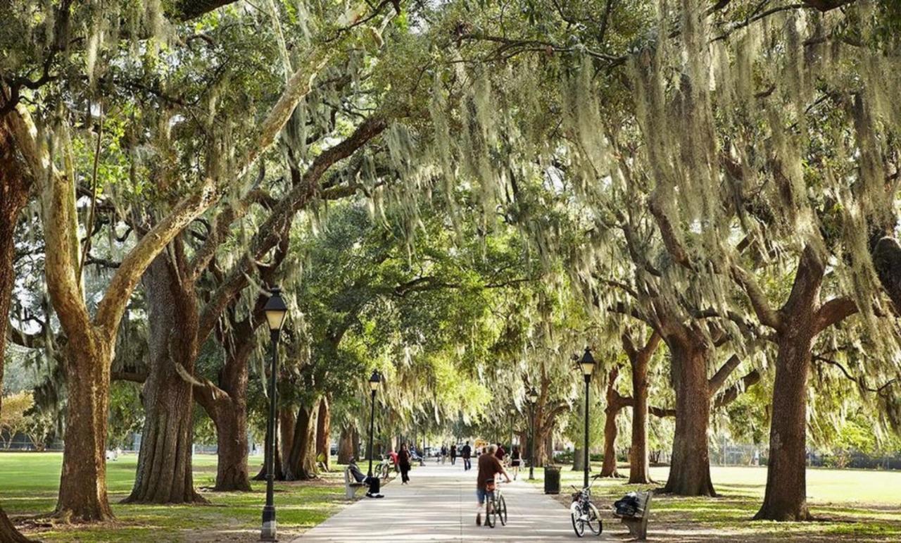 Southern Charmer-Historic District Downtown-Front Porch-Walk Score 90!!-Private Parking-1 Minute To Forsyth Park Савана Екстериор снимка