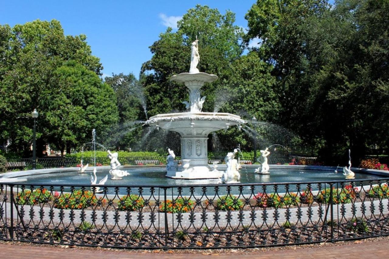 Southern Charmer-Historic District Downtown-Front Porch-Walk Score 90!!-Private Parking-1 Minute To Forsyth Park Савана Екстериор снимка